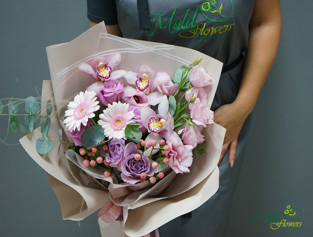 Букет из роз с орхидеей, герберами и эустомой Фото